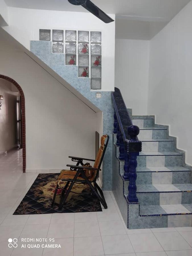 R&R Homestay Simpang Renggam Exterior foto
